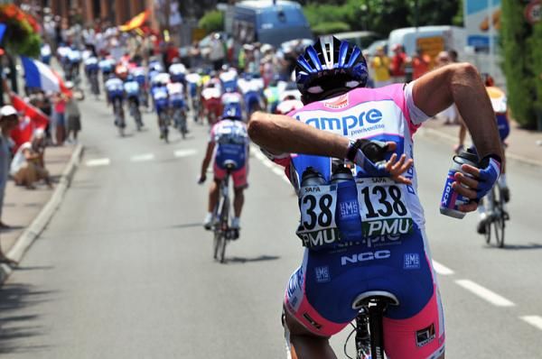 Marcin Sapa (Lampre-NGC) loads up with water bottles for delivery to his teammates.