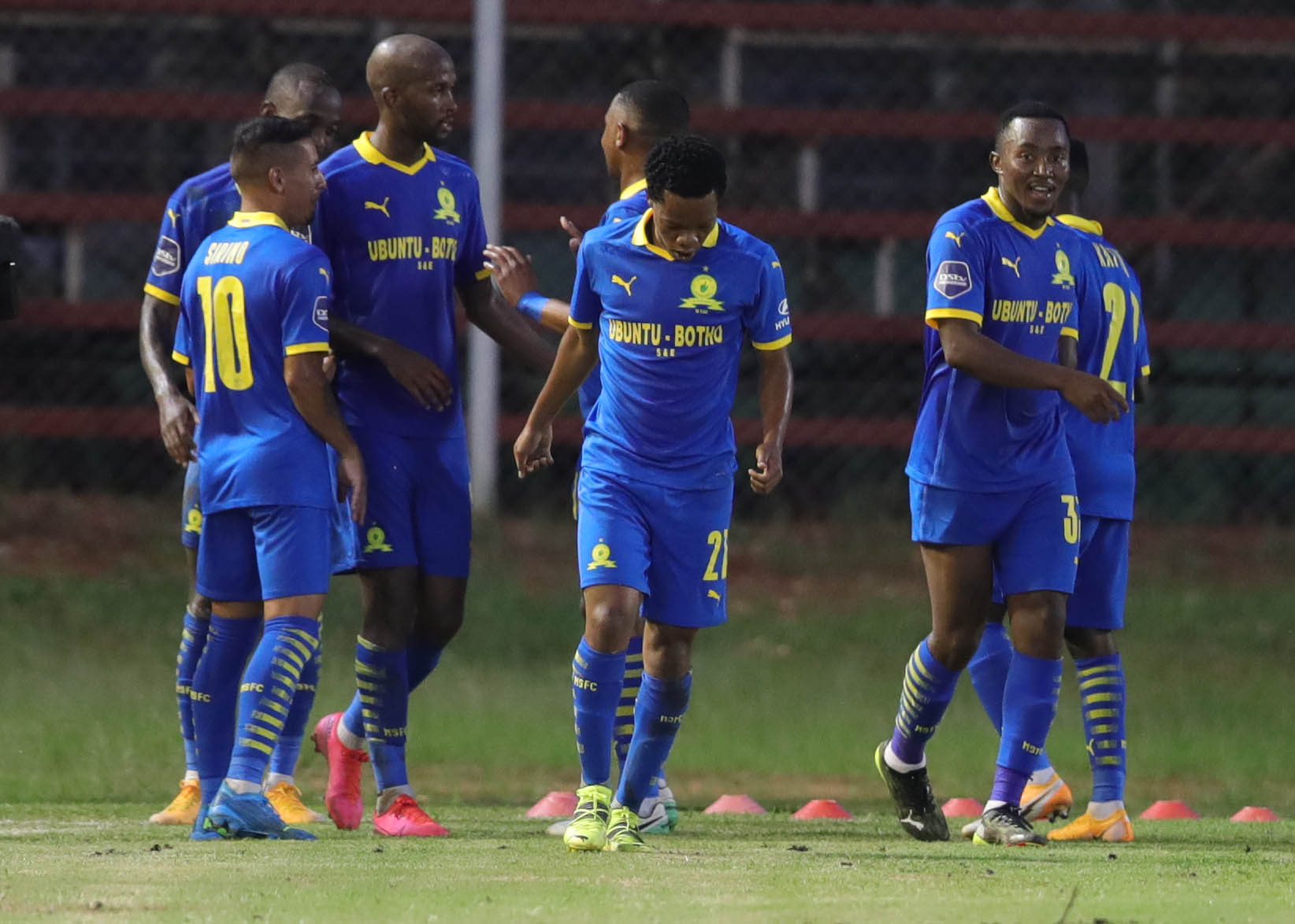 Peter Shalulile celebrates his goal with teammates