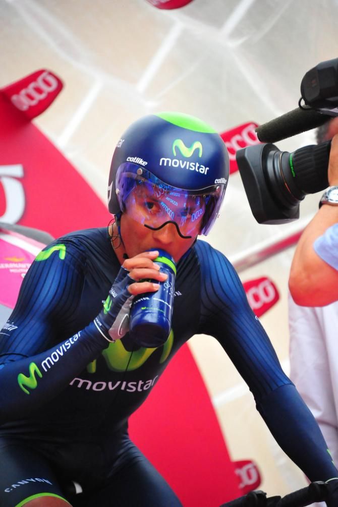 Last minute sip from the bidon for Nairo Quintana (Movistar)