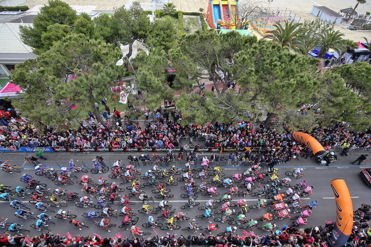 An overhead view of the peloton at the start