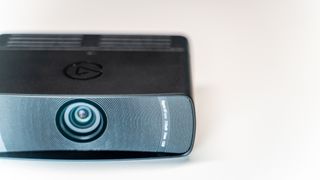 Elgato Facecam Pro på en vit yta
