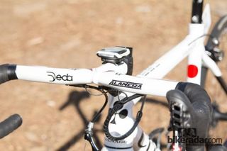 One-piece handlebar/stem combos aren't a common choice with WorldTour riders, Arashiro rides the stylish Deda Alanera