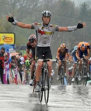 Kim Kirchen (Team High Road) takes the soggy win ahead of Cadel Evans (Silence Lotto)