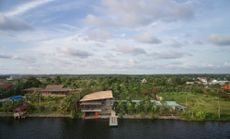 a Côte d’Ivoire house made of pavilions that blend inside and outside