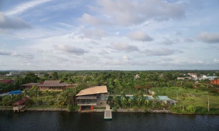 a Côte d’Ivoire house made of pavilions that blend inside and outside