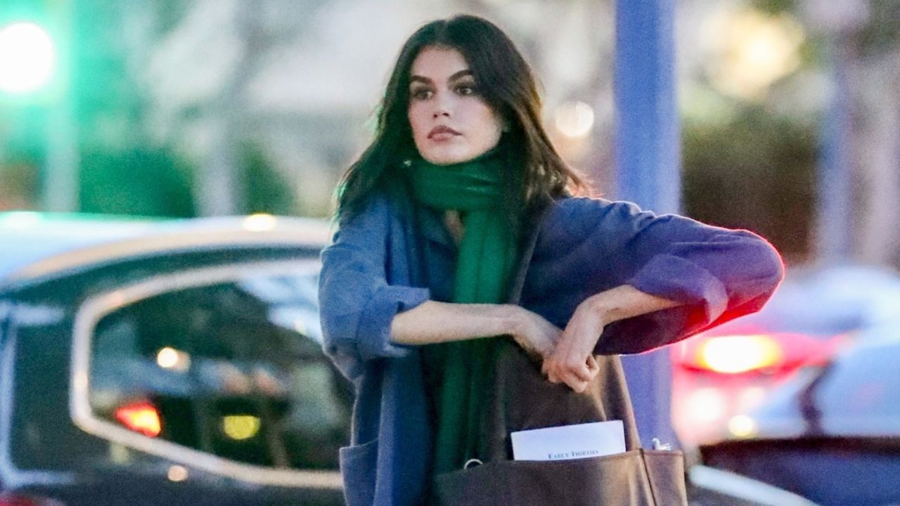 Kaia Gerber in los angeles carrying a book within the cargo bag trend