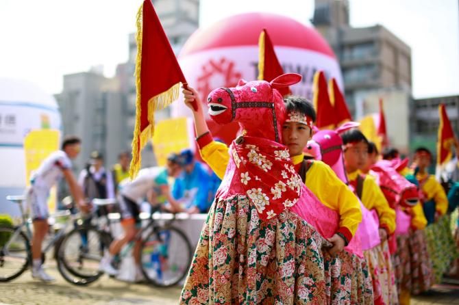 Local folklore at the start in Taoyuan.