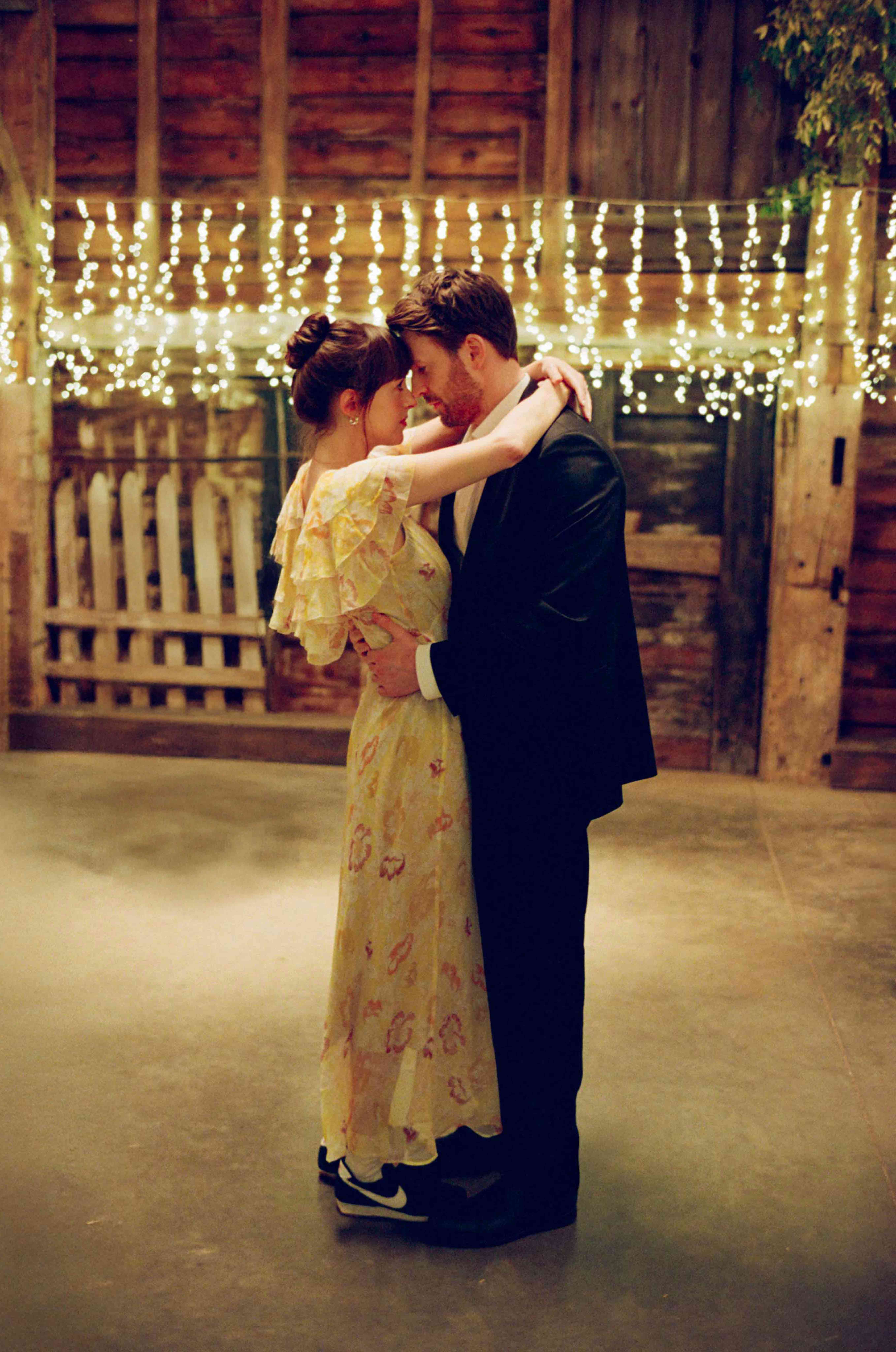 Dakota Johnson and Chris Evans in Materialists