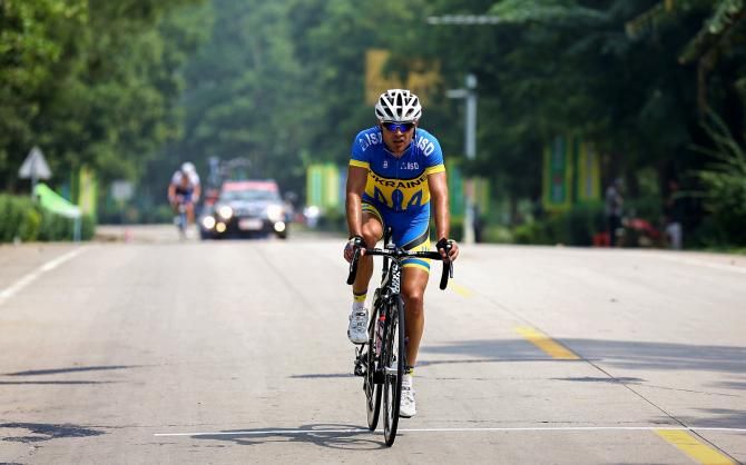 Vitaliy Buts goes after the KOM jersey