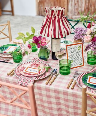 Country decorating ideas - table setting for pretty spring entertaining