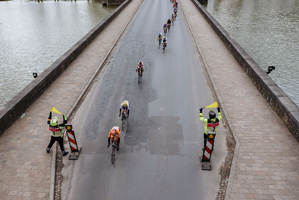 Lead group weaves across the moat into Ieper - Women's Gent Wevelgem 2016