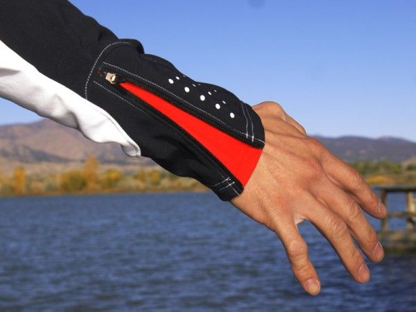Colour-contrast zippered cuffs help seal up wrists against unwanted drafts but they migrate open if not zipped completely shut