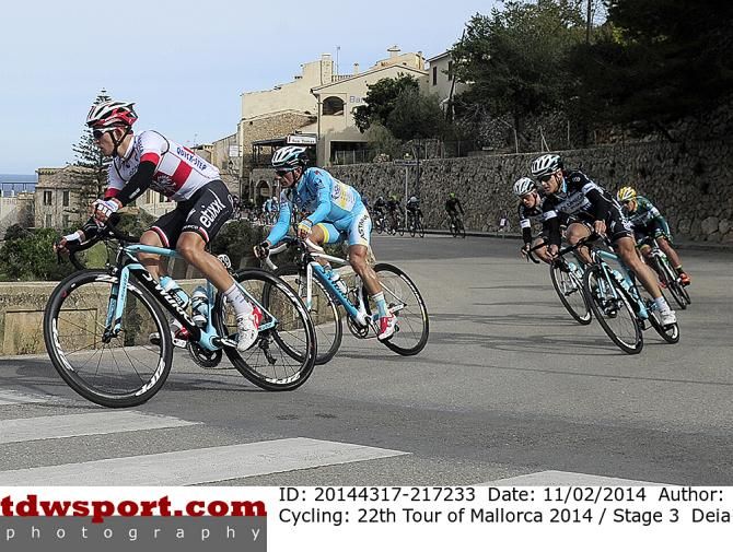Michal Kwiatkowski leads the front group off the final climb