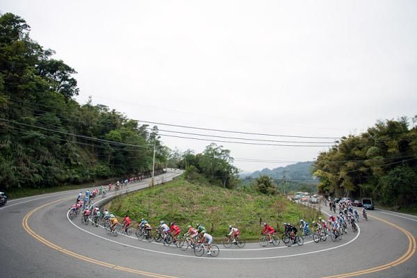 The Tour de Taiwan peloton en route to Sun Moon Lake.