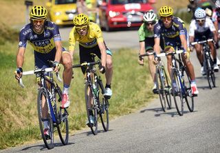 Froome avoids disaster on descent to Gap