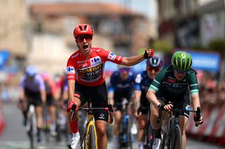 Stage 3 - La Vuelta Femenina: Vos outkicks Kool for stage 3 victory after echelon frenzy