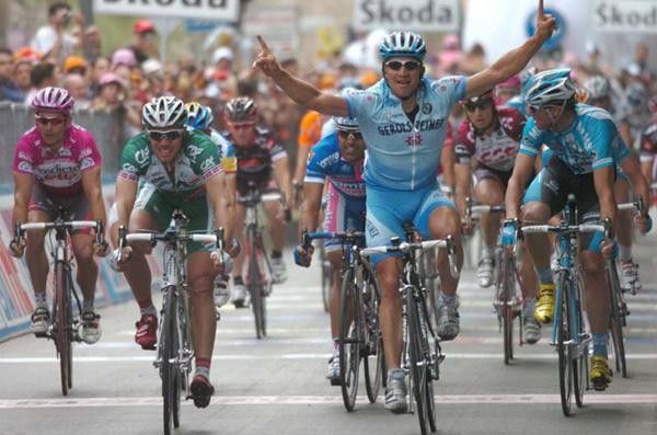 Ahh yes! Robert F&ouml;rster (Gerolsteiner) takes Giro career win number 2.