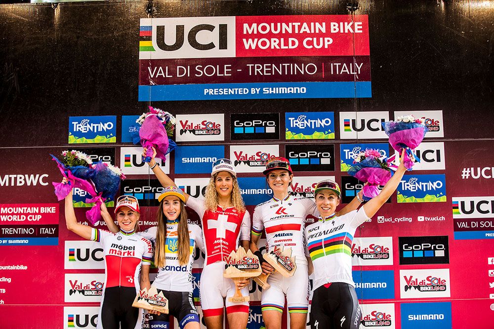 Podium: Irina Kalentyeva, Yana Belomoina, Jolanda Neff, Maja Wloszczowska, Annika Langvad
