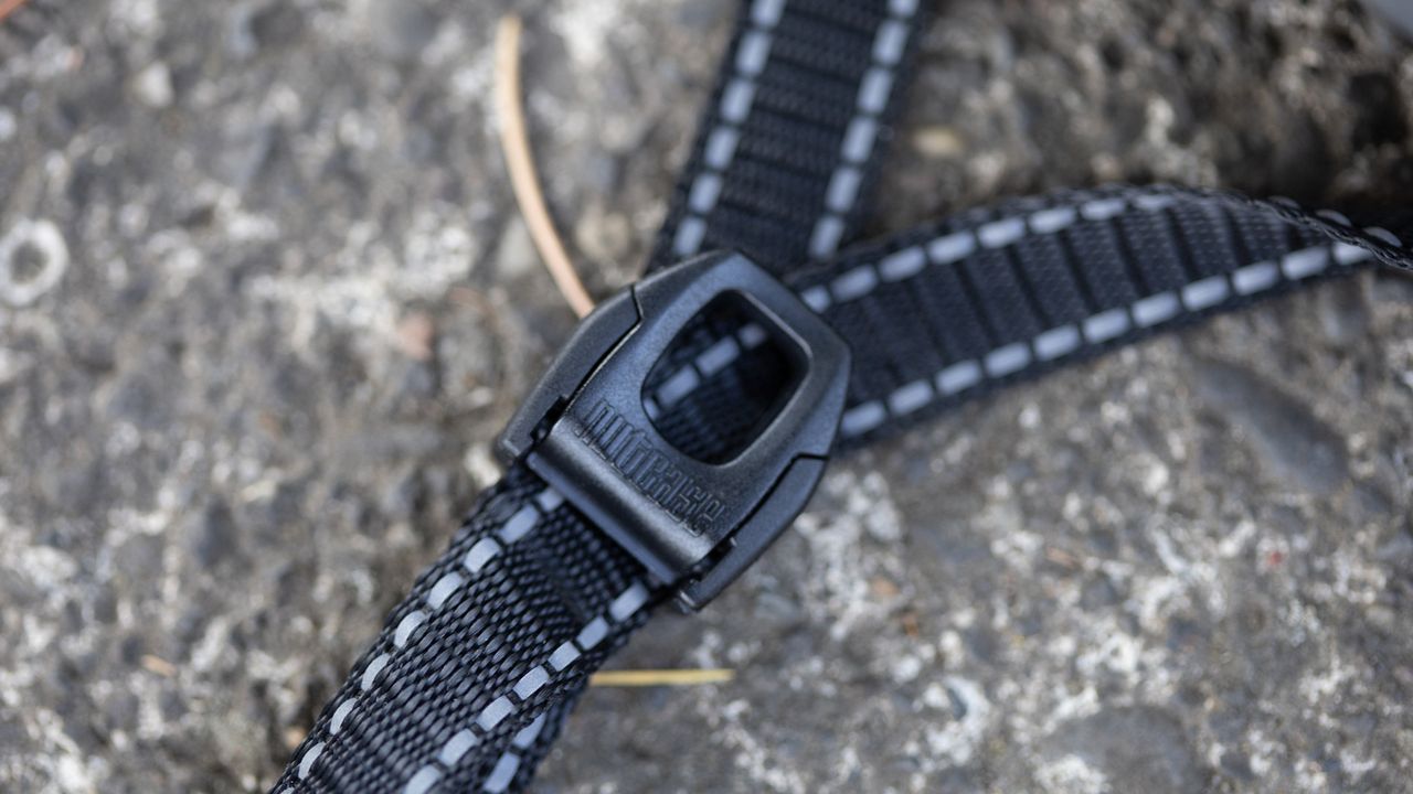 Nutcase Vio easy strap adjustment