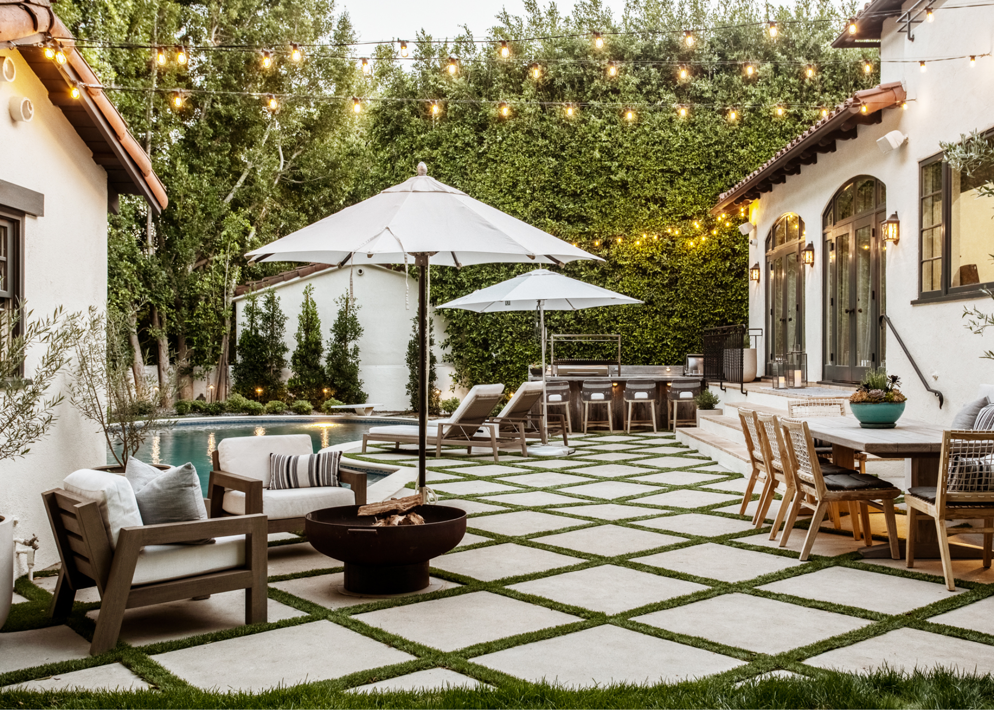 An outdoor garden with outdoor tables