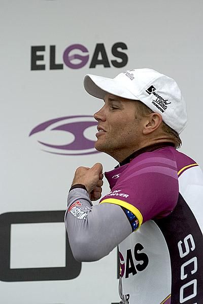 Queenslander Jonathan Cantwell (Fly V Australia) zips up his Elgas Tour of the Murray River leader's purple jersey.