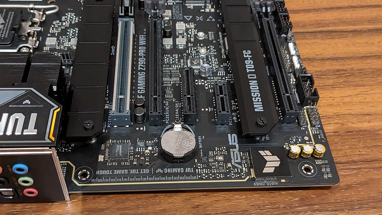Asus TUF Gaming Z790 Pro WiFi PCIe slots