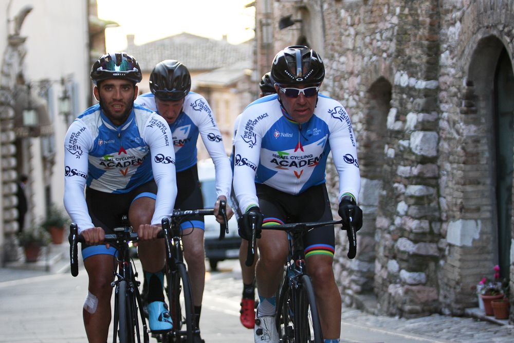Aviv Yechezkel and Sylvan Adams lead Italians Paladino Meschi and Gabriele Mirra up the streets of Assisi to the city hall.