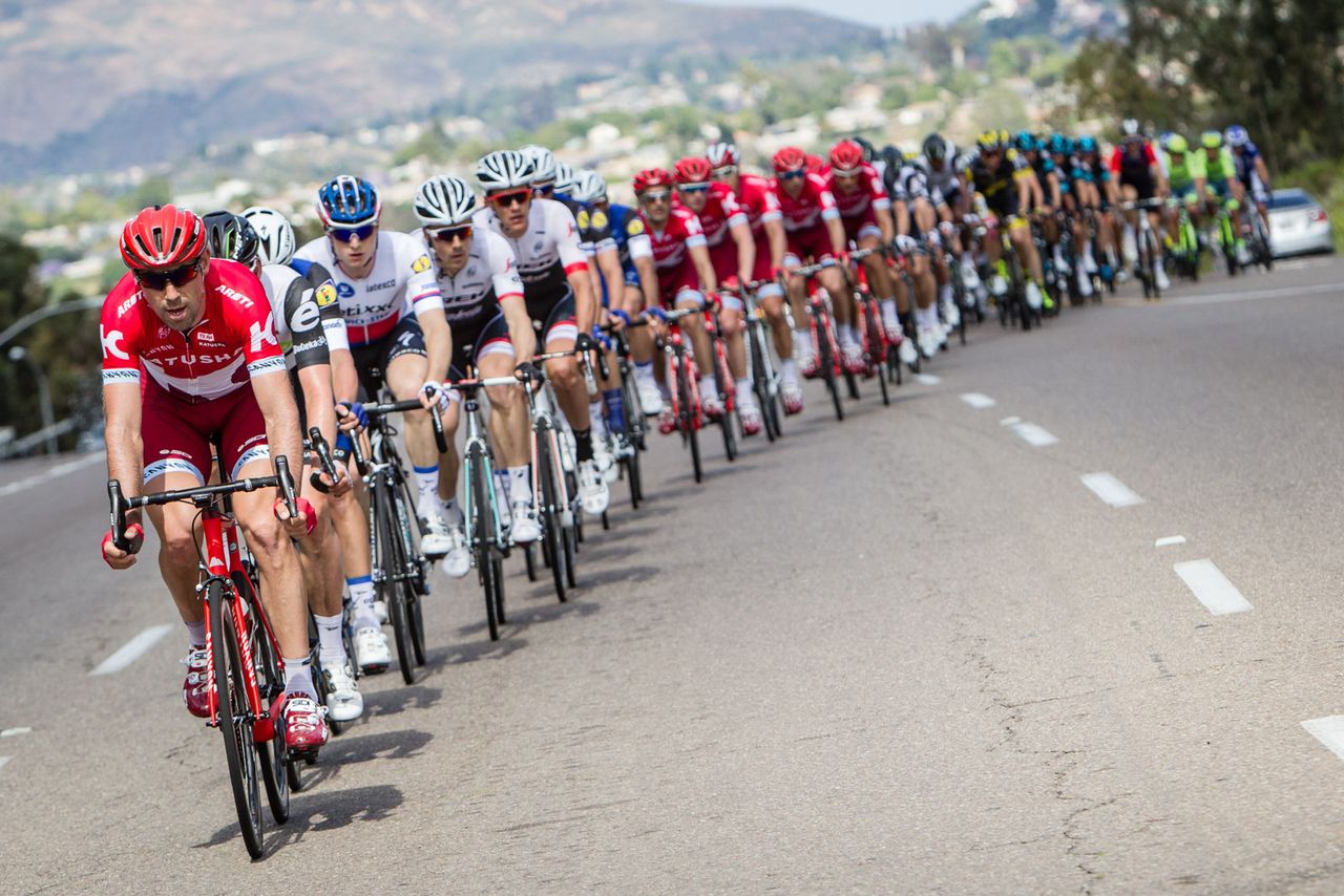 Teams begin to come to the front as they get closer to the finish