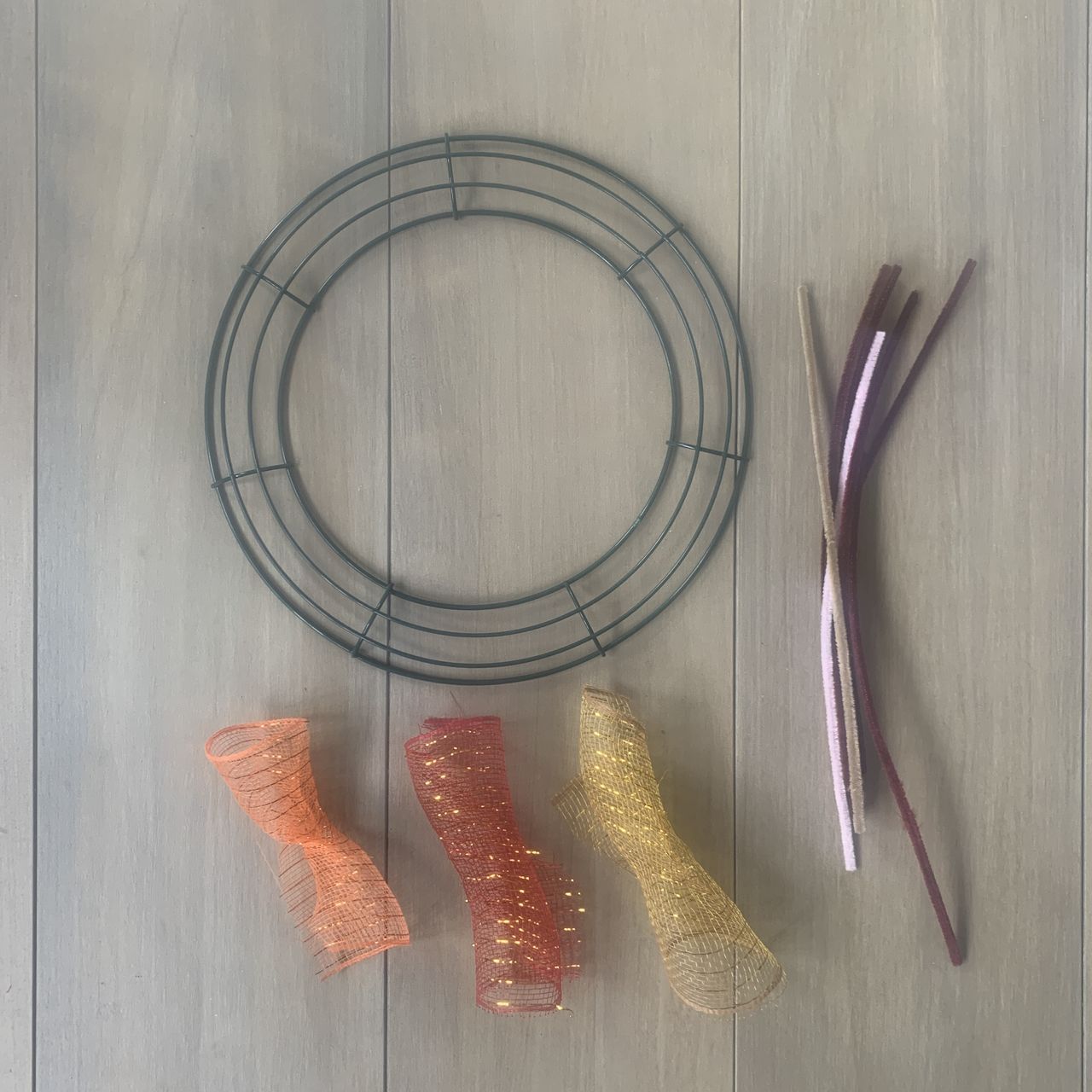 How to make a wreath with mesh: 8 easy steps for beginners | Homes and ...