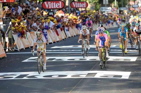 Mark Cavendish (HTC - Columbia) won the field sprint for 9th place.
