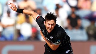 Trent Boult bowling ahead of the New Zealand versus Pakistan live stream 