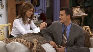 Jennifer Aniston as Rachel talking to Matthew Perry as Chandler on her apartment couch in Friends