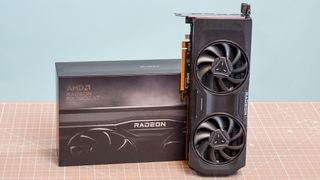 AMD Radeon RX 7800 XT pöydällä