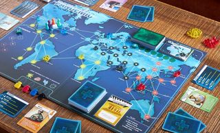 Brädspelet Pandemic utlagt på ett träbord under en spelomgång.