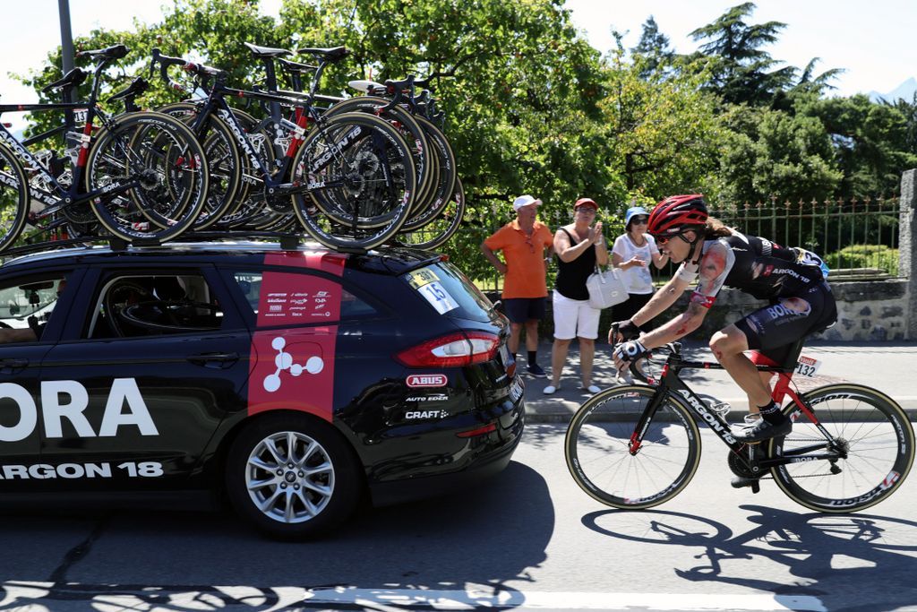 Despite crashing hard and breaking his pelvis, Shane Archbold (Bora-Argon 18) finished the stage to Finhaut-Emosson