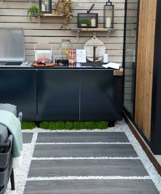 modern stepping stone paving with pale gravel at outdoor kitchen at chelsea flower show 2021