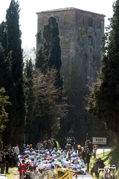 The Montepaschi peloton enters Radi