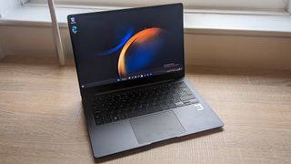 Samsung Galaxy Book 3 Pro öppen på ett bord.