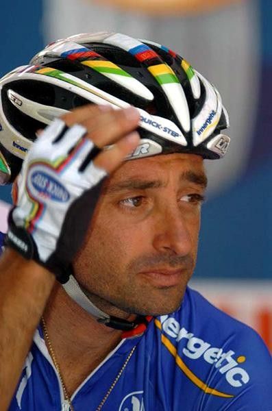 Paolo Bettini (Quickstep-Innergetic) in his normal team jersey.