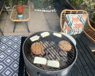 BergHOFF Tabletop BBQ cooking burgers and halloumi