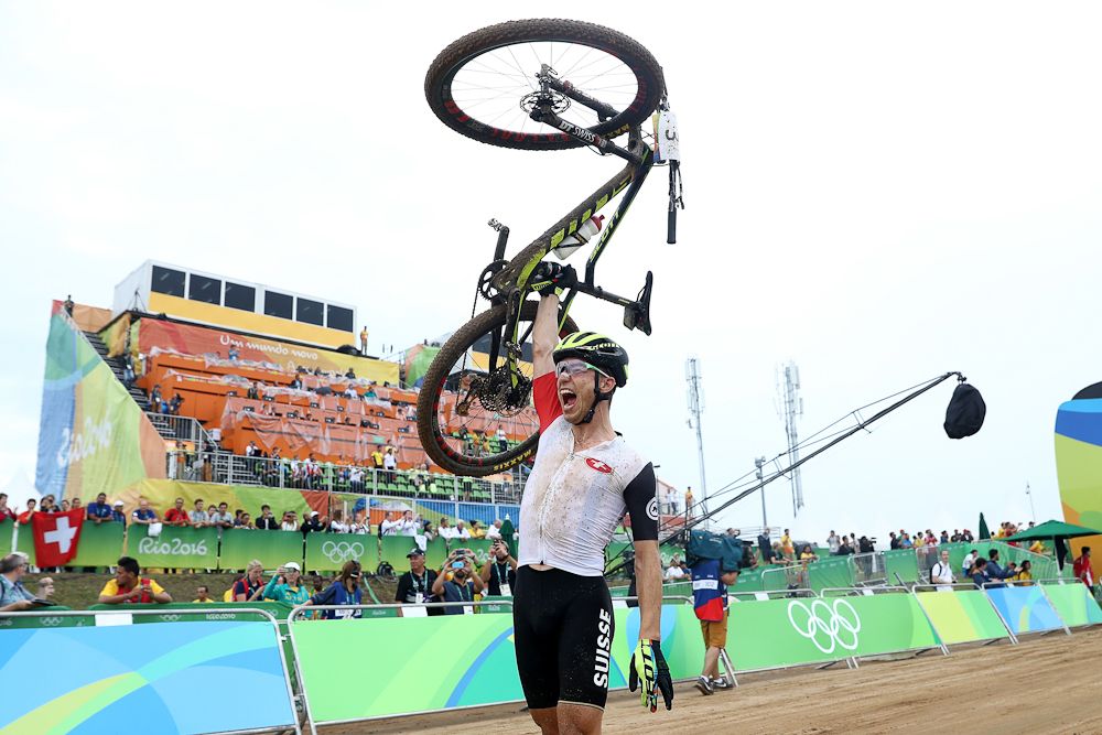 Nino Schurter celebrates his Olympic gold medal