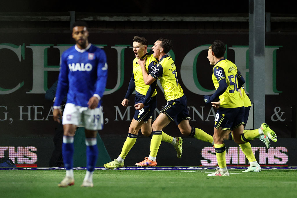 OXFORD, ENGLAND - NOVEMBER 28: Mark Harris of Oxford United celebrates scoring his team&amp;amp;apos;s first goal with teammate Luke Harris during the Sky Bet Championship match between Oxford United and Ipswich Town at Kassam Stadium on November 28, 2025 in Oxford, England. (Photo by Warren Little/Getty Images)