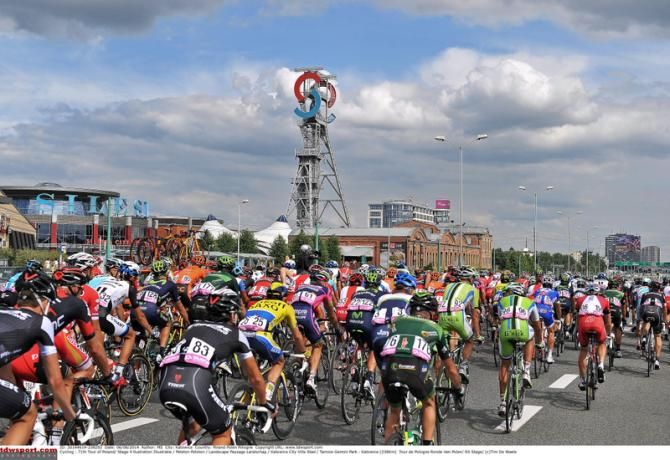 The peloton during stage 4