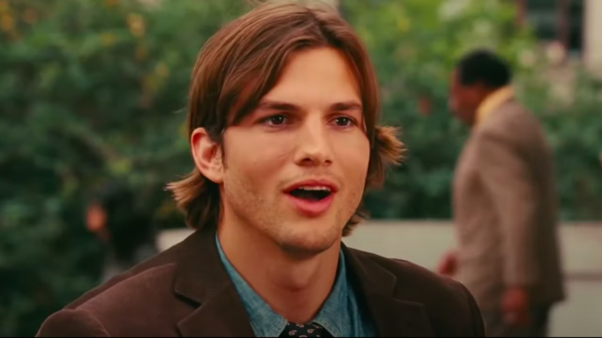 Ashton Kutcher recuerda la historia de “Bananas” sobre el momento en que no se dio cuenta de que estaba viendo a Harry Styles hacer karaoke.