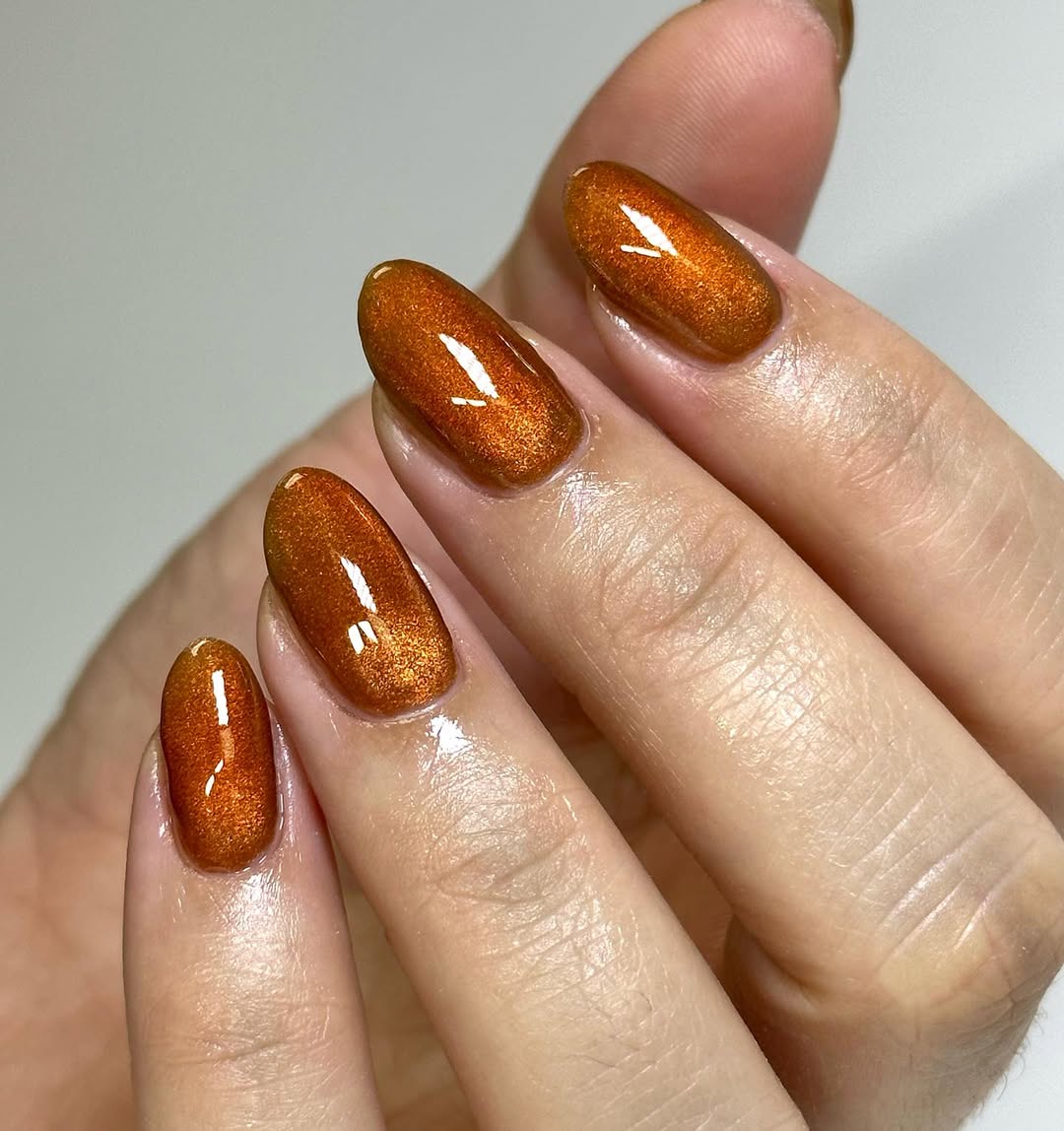 orange cat eye manicure