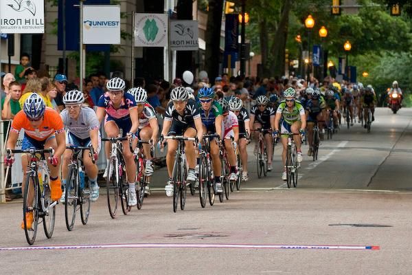 The women's field stayed together for the first few laps, but would soon split in two.