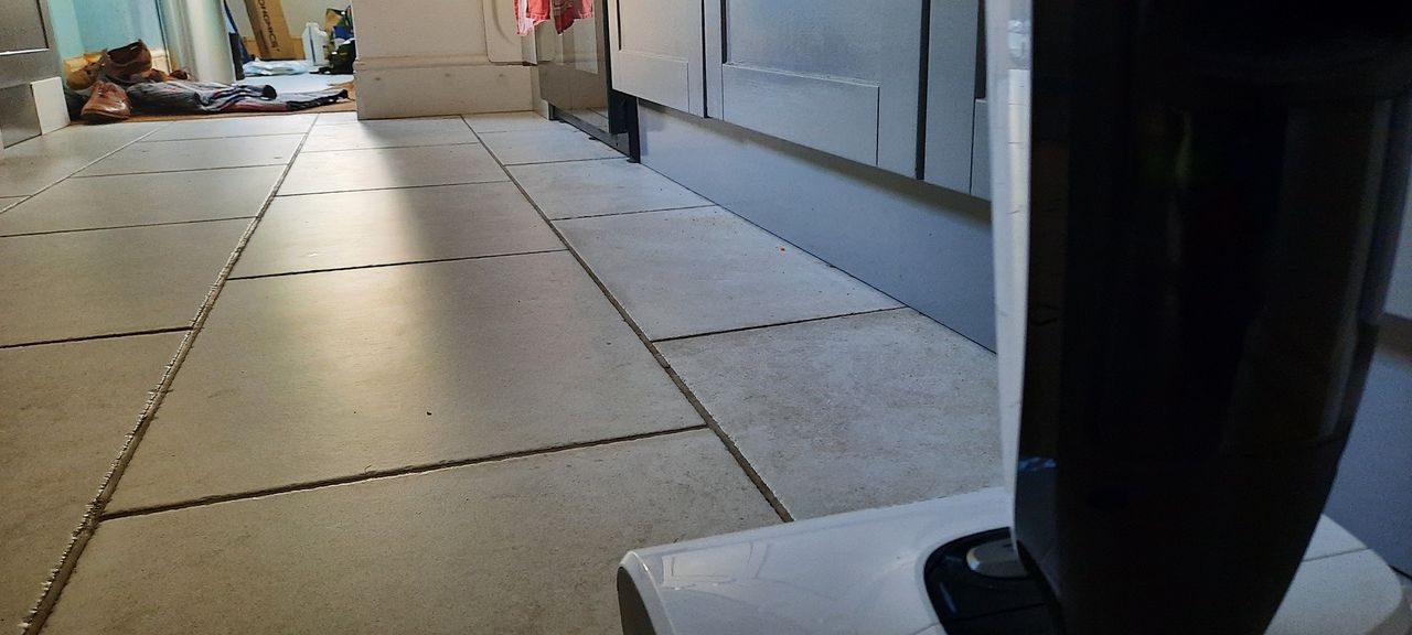 Cleaning the kitchen floor with the Hizero