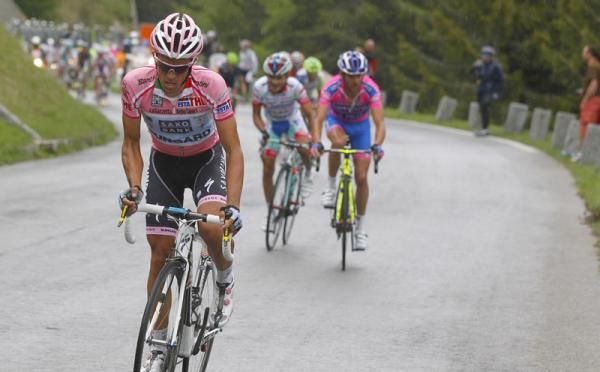 Alberto Contador (Saxo Bank) counters a move from Scarponi