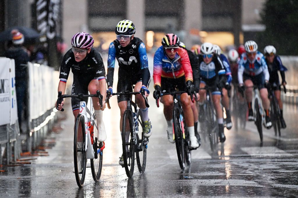 The Tre Valli Varesine Women stayed wrapped up against the heavy rain