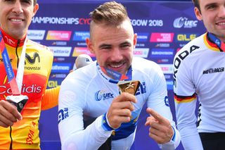 Victor Campenaerts points to his gold medal